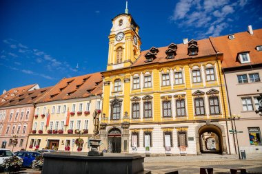 Cheb, Batı Bohemya, Çek Cumhuriyeti, 14 Ağustos 2021: Podebrady Meydanı Kralı George, güneşli bir günde eğer, ortaçağ renkli gotik tarihi rönesans ve barok binalar, kulesi olan belediye binası