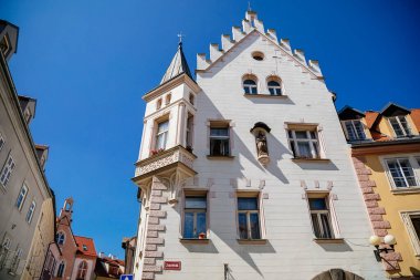 Cheb, Batı Bohemya, Çek Cumhuriyeti, 14 Ağustos 2021: Ortaçağ renkli gotik ticaret evleri olan dar resim caddesi, güneşli yaz gününde Eger, tarihi rönesans ve barok binalar