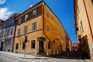 Cheb, Batı Bohemya, Çek Cumhuriyeti, 14 Ağustos 2021: Ortaçağ renkli gotik ticaret evleri olan dar resim caddesi, güneşli yaz gününde Eger, tarihi rönesans ve barok binalar