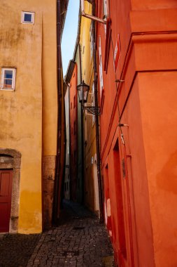 Cheb, Batı Bohemya, Çek Cumhuriyeti, 14 Ağustos 2021: Pazar yerindeki ortaçağ renkli gotik tüccar evleri kompleksi, Podebrady Meydanı Kralı George, Eger, dar resimli sokak 