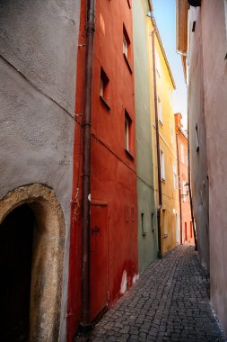 Cheb, Batı Bohemya, Çek Cumhuriyeti, 14 Ağustos 2021: Pazar yerindeki ortaçağ renkli gotik tüccar evleri kompleksi, Podebrady Meydanı Kralı George, Eger, dar resimli sokak 