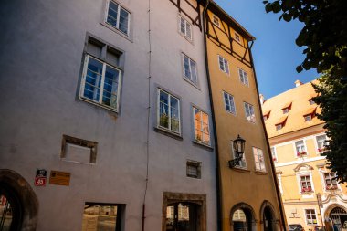 Cheb, Batı Bohemya, Çek Cumhuriyeti, 14 Ağustos 2021: Pazar yerindeki ortaçağ renkli gotik tüccar evleri kompleksi, Podebrady Meydanı Kralı George, Eger, dar resimli sokak 