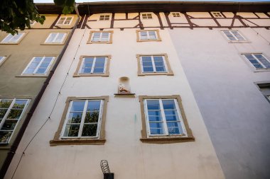 Cheb, Batı Bohemya, Çek Cumhuriyeti, 14 Ağustos 2021: Pazar yerindeki ortaçağ renkli gotik tüccar evleri kompleksi, Podebrady Meydanı Kralı George, Eger, dar resimli sokak 