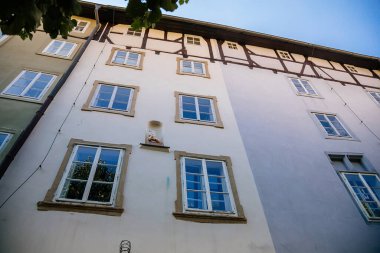 Cheb, Batı Bohemya, Çek Cumhuriyeti, 14 Ağustos 2021: Pazar yerindeki ortaçağ renkli gotik tüccar evleri kompleksi, Podebrady Meydanı Kralı George, Eger, dar resimli sokak 