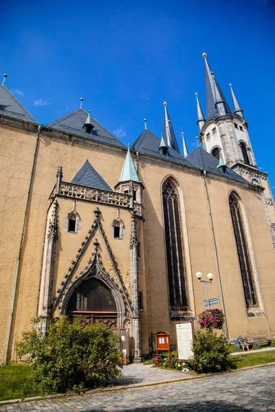 2021年8月14日 捷克共和国西波西米亚 圣尼古拉斯和圣伊丽莎白哥特式中世纪天主教教堂 有钟楼 阳光明媚的夏季古城伊格尔 拱形石门 — 图库照片
