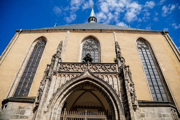 2021年8月14日 捷克共和国西波西米亚 圣尼古拉斯和圣伊丽莎白哥特式中世纪天主教教堂 有钟楼 阳光明媚的夏季古城伊格尔 拱形石门 — 图库照片