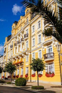 Frantiskovy Lazne, Batı Bohemya, Çek Cumhuriyeti, 14 Ağustos 2021: Narodni ana caddesindeki spa evi veya otel, Beyaz ve sarı barok tarihi bina, güneşli yaz gününde Franzensbad kasabası