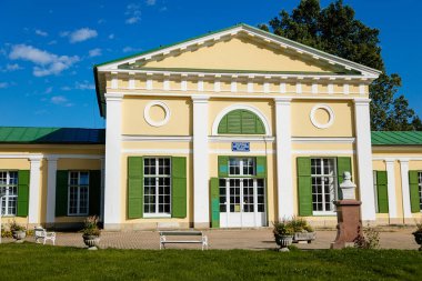 Frantiskovy Lazne, Batı Bohemya, Çek Cumhuriyeti, 14 Ağustos 2021: Salt ve Meadow Kolonnade Mineral Baharı, Kolonada Solny a Lucni pramen, Spring Adler, spa park, spa town Franzensbad, güneşli bir gün