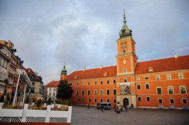 Varşova, Polonya, 13 Ekim 2021: Eski kasabada saat kulesi olan Kraliyet Kalesi, Polonya krallarının resmi evi, güneşli sonbahar gününde güçlendirilmiş tesis, Sigismund Sütunlu Ana Meydanı