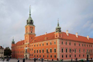 Varşova, Polonya, 13 Ekim 2021: Eski kasabada saat kulesi olan Kraliyet Kalesi, Polonya krallarının resmi evi, güneşli sonbahar gününde güçlendirilmiş tesis, Sigismund Sütunlu Ana Meydanı