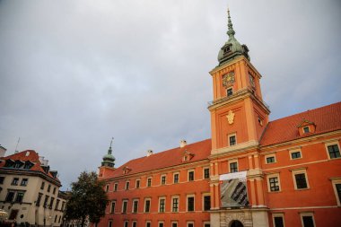 Varşova, Polonya, 13 Ekim 2021: Eski kasabada saat kulesi olan Kraliyet Kalesi, Polonya krallarının resmi evi, güneşli sonbahar gününde güçlendirilmiş tesis, Sigismund Sütunlu Ana Meydanı