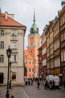 Varşova, Polonya, 13 Ekim 2021: Eski kasabada saat kulesi olan Kraliyet Kalesi, Polonya krallarının resmi evi, güneşli sonbahar gününde güçlendirilmiş tesis, Sigismund Sütunlu Ana Meydanı