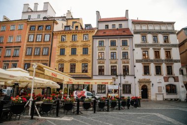 Varşova, Polonya, 13 Ekim 2021: Eski kentte fıskiyeli ana pazar meydanı, güneşli bir günde ortaçağ renkli tarihi Rönesans barok binaları, UNESCO Dünya Mirası Sitesi, antik mimari