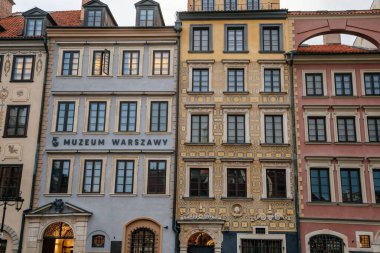 Varşova, Polonya, 13 Ekim 2021: Eski kentte fıskiyeli ana pazar meydanı, güneşli bir günde ortaçağ renkli tarihi Rönesans barok binaları, UNESCO Dünya Mirası Sitesi, antik mimari