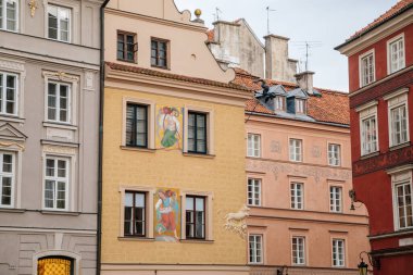 Varşova, Polonya, 13 Ekim 2021: Eski kentte fıskiyeli ana pazar meydanı, güneşli bir günde ortaçağ renkli tarihi Rönesans barok binaları, UNESCO Dünya Mirası Sitesi, antik mimari