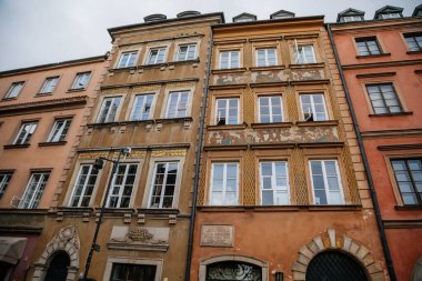 Varşova, Polonya, 13 Ekim 2021: Eski kentte fıskiyeli ana pazar meydanı, güneşli bir günde ortaçağ renkli tarihi Rönesans barok binaları, UNESCO Dünya Mirası Sitesi, antik mimari