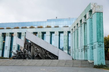 Varşova, Polonya, 13 Ekim 2021: Krasinski Meydanı 'nın güney tarafındaki Varşova Ayaklanma Anıtı, Wincenty Kucma ve Jacek Budyna tarafından tasarlanmış bir grup isyancı.