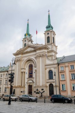 Varşova, Polonya, 13 Ekim 2021: Polonya Ordusu Saha Katedrali kuleleri, ana garnizon kilisesi, Barok tarzı Katolik kilisesi güneşli bir günde Krasinski Meydanı 'nın yanındaki Yüksek Mahkemede