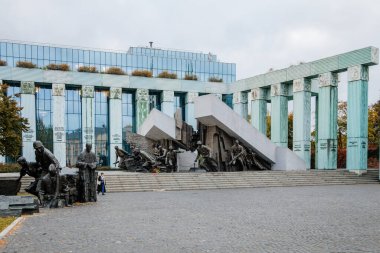 Varşova, Polonya, 13 Ekim 2021: Krasinski Meydanı 'nın güney tarafındaki Varşova Ayaklanma Anıtı, Wincenty Kucma ve Jacek Budyna tarafından tasarlanmış bir grup isyancı.