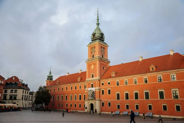 Varşova, Polonya, 13 Ekim 2021: Eski kasabada saat kulesi olan Kraliyet Kalesi, Polonya krallarının resmi evi, güneşli sonbahar gününde güçlendirilmiş tesis, Sigismund Sütunlu Ana Meydanı