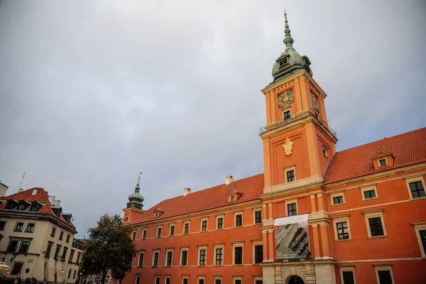 Varşova, Polonya, 13 Ekim 2021: Eski kasabada saat kulesi olan Kraliyet Kalesi, Polonya krallarının resmi evi, güneşli sonbahar gününde güçlendirilmiş tesis, Sigismund Sütunlu Ana Meydanı