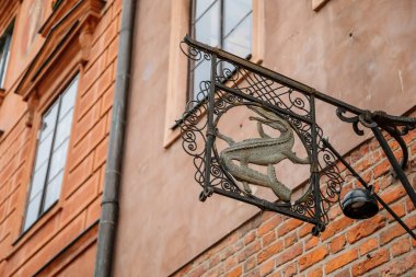 Varşova, Polonya, 13 Ekim 2021: Ortaçağ şehrinin tarihi merkezinde renkli binalar, Rönesans ve barok tarihi binalar, timsahlı antik tabela