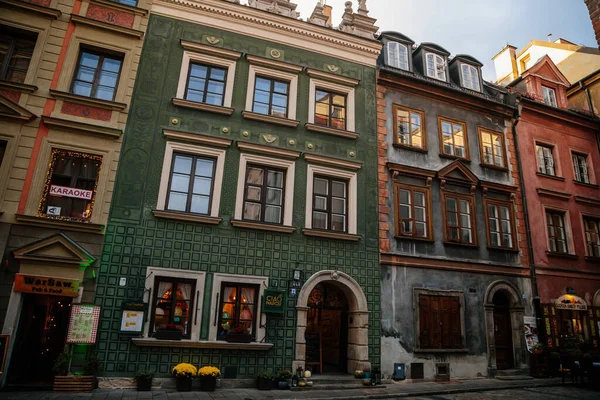 Warschau Polen Oktober 2021 Enge Malerische Straße Mit Bunten Gebäuden — Stockfoto