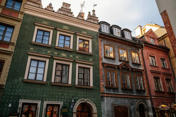 Varşova, Polonya, 13 Ekim 2021: Ortaçağ şehri, Rönesans ve barok tarihi binalarının tarihi merkezlerinde renkli binalar bulunan dar resimli cadde, eski kentte güneşli bir sonbahar günü