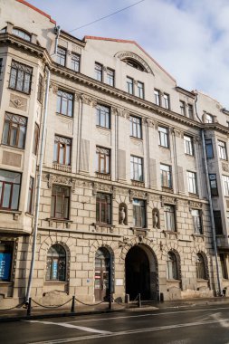 Saint Petersburg, Rusya, 18 Ekim 2021: Art Nouveau tarzında 20. yüzyılın başlarında karlı bir ev, birçok detay ve dekorasyonla, eski apartman dairesi neo-barok ve eklektik stil