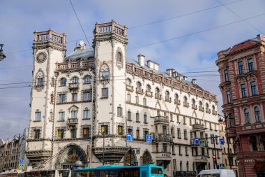 Saint Petersburg, Rusya, 18 Ekim 2021: Rusya Tiyatrosu, adını Andrei Mironov 'dan almıştır Kamennoostrovsky Bulvarı, Rosenstein Belogrud' un iki kulesi, Neo-Gotik mimari
