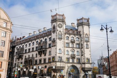 Saint Petersburg, Rusya, 18 Ekim 2021: Rusya Tiyatrosu, adını Andrei Mironov 'dan almıştır Kamennoostrovsky Bulvarı, Rosenstein Belogrud' un iki kulesi, Neo-Gotik mimari