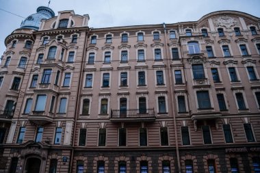 Saint Petersburg, Rusya, 18 Ekim 2021: Art Nouveau tarzında 20. yüzyılın başlarında karlı bir ev, birçok detay ve dekorasyonla, eski apartman dairesi neo-barok ve eklektik stil