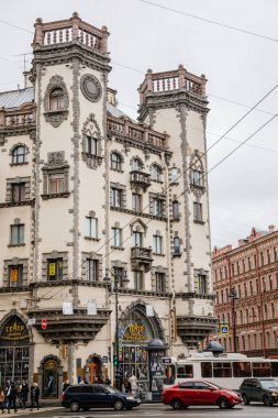 Saint Petersburg, Rusya, 18 Ekim 2021: Rusya Tiyatrosu, adını Andrei Mironov 'dan almıştır Kamennoostrovsky Bulvarı, Rosenstein Belogrud' un iki kulesi, Neo-Gotik mimari