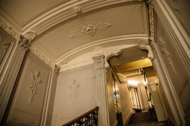 Saint Petersburg, Rusya, 17 Ekim 2021: Eski tarihi konut binasının zarif dekorasyonu, merdiveni ve vitray pencereli iç mekan, karlı ev, Art Nouveau tarzı.