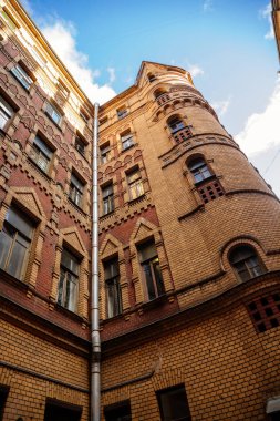 Saint Petersburg, Rusya, 17 Ekim 2021: Nikolai Nikonov 'un cephelerinde Kokoshniks bulunan Kolokolnaya Caddesi karlı evi, Neo-Rus tarzı, çıplak tuğla ve çok renkli kiremitler, kalça şeklinde çatılar