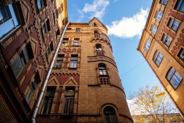 Saint Petersburg, Rusya, 17 Ekim 2021: Nikolai Nikonov 'un cephelerinde Kokoshniks bulunan Kolokolnaya Caddesi karlı evi, Neo-Rus tarzı, çıplak tuğla ve çok renkli kiremitler, kalça şeklinde çatılar
