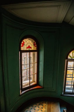 Saint Petersburg, Rusya, 17 Ekim 2021: Eski tarihi konut binasının zarif dekorasyonu, merdiveni ve vitray pencereli iç mekan, karlı ev, Art Nouveau tarzı.
