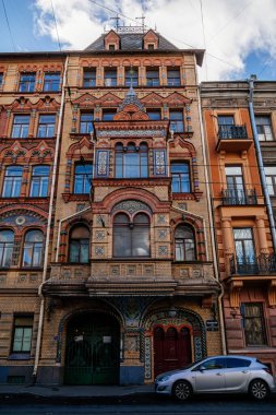 Saint Petersburg, Rusya, 17 Ekim 2021: Nikolai Nikonov 'un cephelerinde Kokoshniks bulunan Kolokolnaya Caddesi karlı evi, Neo-Rus tarzı, çıplak tuğla ve çok renkli kiremitler, kalça şeklinde çatılar