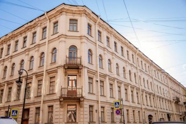 Saint Petersburg, Rusya, 18 Ekim 2021: Klasik tarzda karlı bir ev, cadde Fyodor Dostoyevski, güneşli sonbahar gününde beş köşeli ev, Suç ve Ceza atmosferi hakkında anıları var