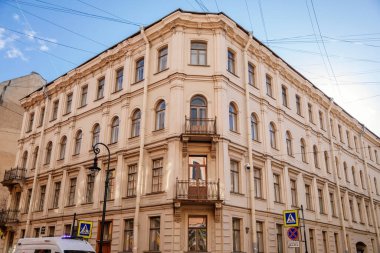 Saint Petersburg, Rusya, 18 Ekim 2021: Klasik tarzda karlı bir ev, cadde Fyodor Dostoyevski, güneşli sonbahar gününde beş köşeli ev, Suç ve Ceza atmosferi hakkında anıları var