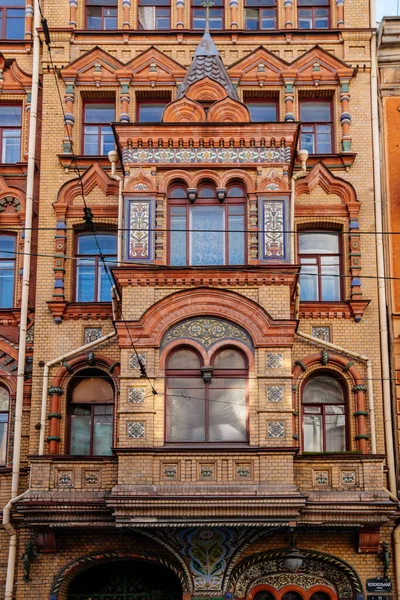 Szentpétervár Oroszország 2021 Október Kolokolnaya Utcai Nyereséges Ház Kokosnyikokkal Homlokzatán — Stock Fotó