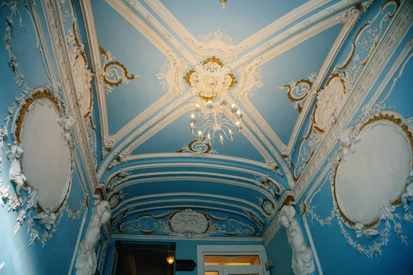 2021年10月17日 俄罗斯圣彼得堡 古老的历史建筑入口装饰典雅 室内楼梯 巴洛克粉刷和石膏 盈利房屋 新艺术风格 — 图库照片