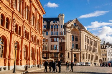 Riga, Letonya, 19 Ekim 2021: Kızıl Letonya Yabancı Sanat Müzesi 'nin cephesi ve tarihi radyo binası Dome Meydanı, Riga' nın tarihi simgesi, UNESCO güneşli bir günde mimariyi tanıdı