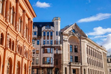 Riga, Letonya, 19 Ekim 2021: Kızıl Letonya Yabancı Sanat Müzesi 'nin cephesi ve tarihi radyo binası Dome Meydanı, Riga' nın tarihi simgesi, UNESCO güneşli bir günde mimariyi tanıdı