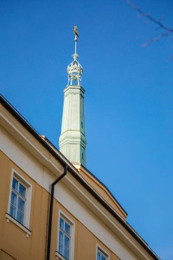 Riga, Letonya, 19 Ekim 2021: Daugava Nehri kıyısında kale, Letonya Cumhurbaşkanının resmi konutu, güneşli bir günde kale, taş savunma kulesi olan ortaçağ tarihi kalesi