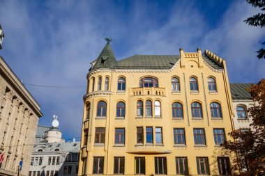 Riga, Letonya, 19 Ekim 2021: Cat House, Narrow Picoresque Caddesi, Ortaçağ 'ın tarihi merkezindeki renkli binalar cephesi, Rönesans ve barok evler yaz güneşli bir günde