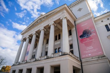 Riga, Letonya, 14 Ekim 2021: Aspazijas Bulvarı 'nda 1863' te mimar Ludwig Bohnstedt tarafından inşa edilen neo-klasik Letonya Ulusal Akademik Opera ve Bale, güneşli bir sonbahar gününde tiyatro.
