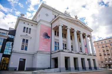 Riga, Letonya, 14 Ekim 2021: Aspazijas Bulvarı 'nda 1863' te mimar Ludwig Bohnstedt tarafından inşa edilen neo-klasik Letonya Ulusal Akademik Opera ve Bale, güneşli bir sonbahar gününde tiyatro.