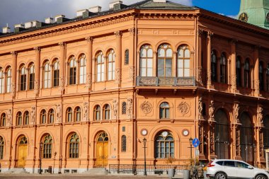Riga, Letonya, 14 Ekim 2021: Kızıl Letonya Yabancı Sanat Müzesi 'nin cephesi ve tarihi radyo binası Dome Meydanı, Riga' nın tarihi simgesi, UNESCO güneşli bir günde mimariyi tanıdı