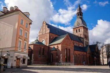 Riga, Letonya, 14 Ekim 2021: Saint Mary Katedrali, Başpiskopos, Evanjelik Lüteryen Kubbe Katedrali 'nin merkezi.